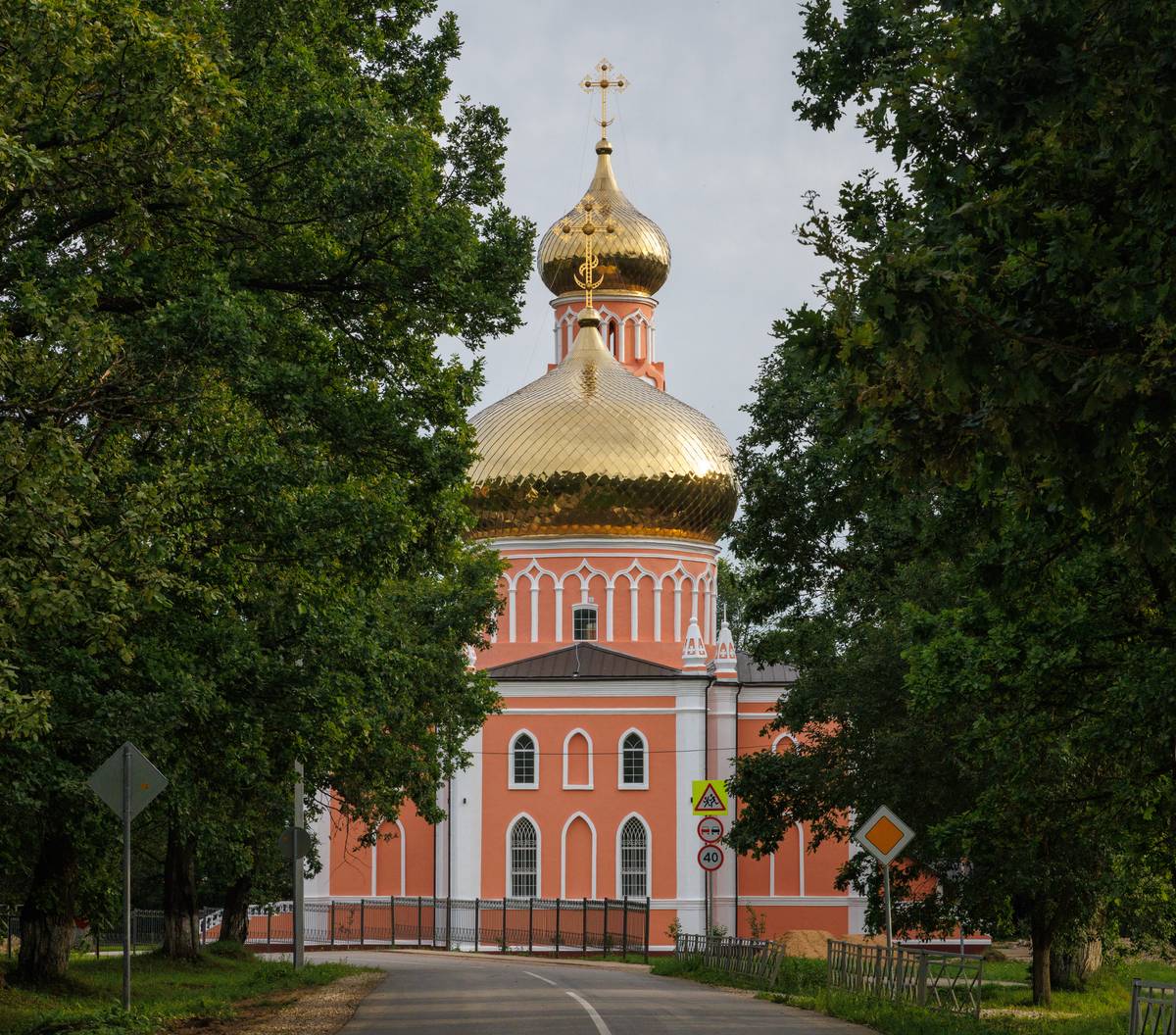 общий вид в ландшафте. Церковь Успения Пресвятой Богородицы, Барятино (Тарусский район, Калужская область)