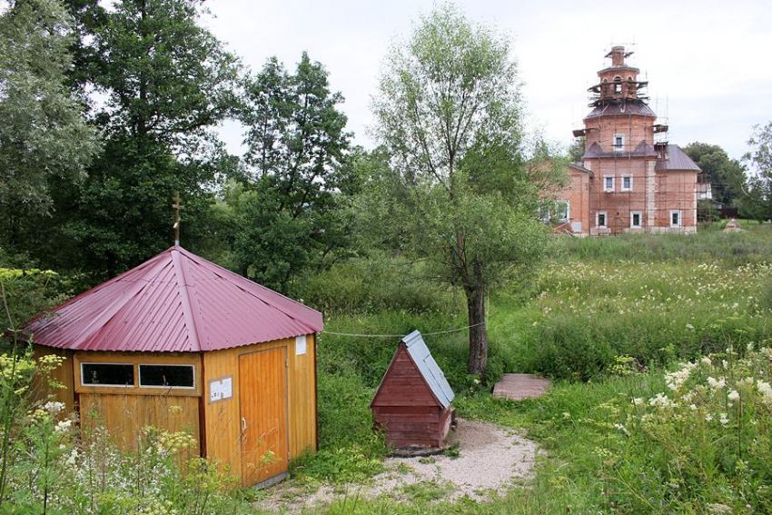 Церковь Троицы Живоначальной в Васюнине, Васюнино (Троицкий административный округ (ТАО), г. Москва). дополнительная информация, Святой источник рядом с церковью