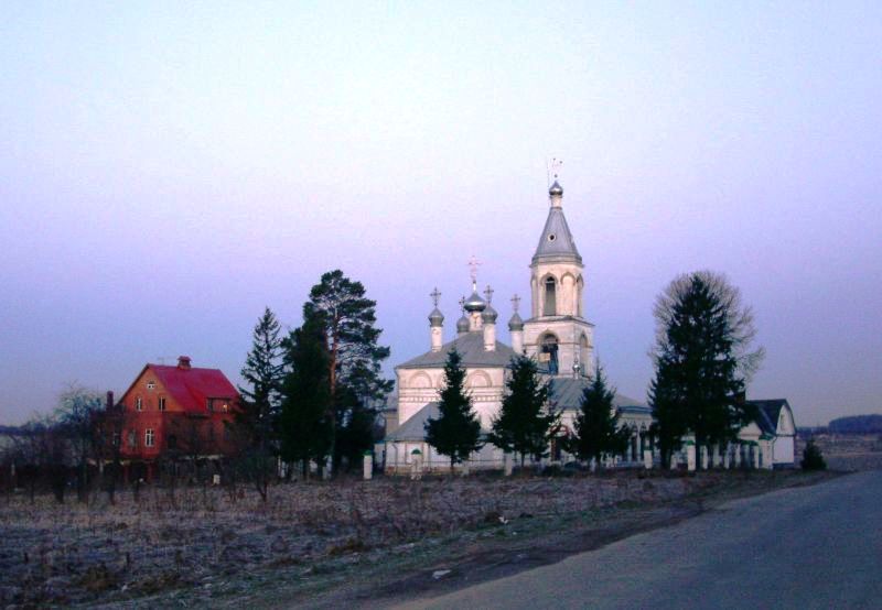 Церковь Успения Пресвятой Богородицы, Старые Кузьмёнки (Серпуховский городской округ и гг. Протвино, Пущино, Московская область). общий вид в ландшафте
