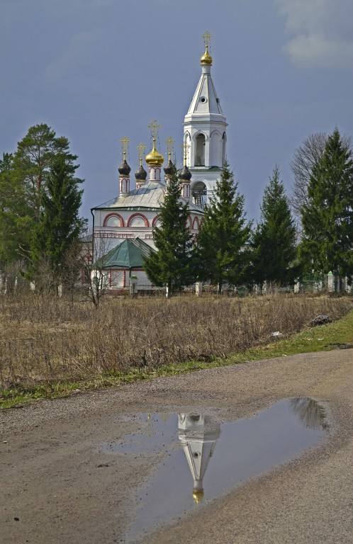 Старые Кузьмёнки. Церковь Успения Пресвятой Богородицы. общий вид в ландшафте