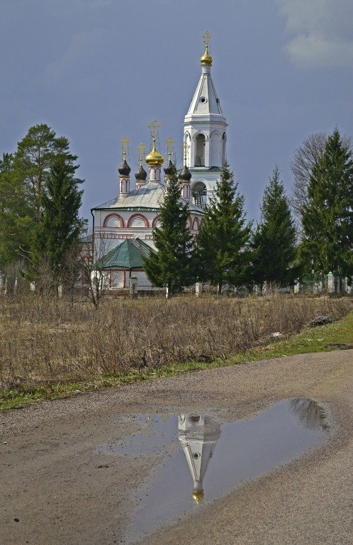 Церковь Успения Пресвятой Богородицы, Старые Кузьмёнки (Серпуховский городской округ и гг. Протвино, Пущино, Московская область). общий вид в ландшафте