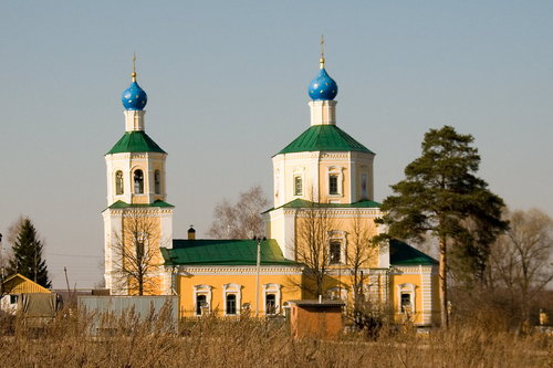 Новосёлки. Церковь Успения Пресвятой Богородицы. общий вид в ландшафте