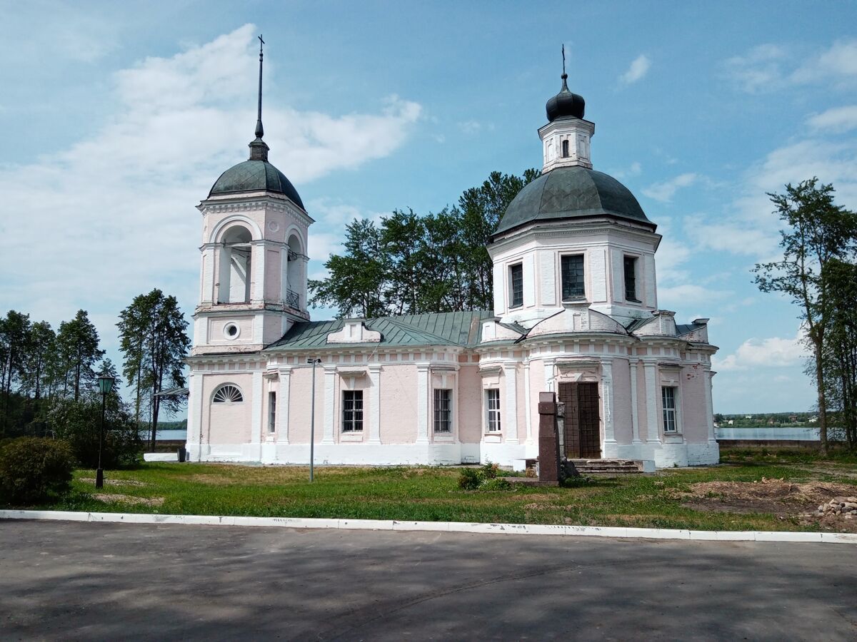 Церковь Трёх Святителей, Волынщино (Рузский городской округ, Московская область). общий вид в ландшафте