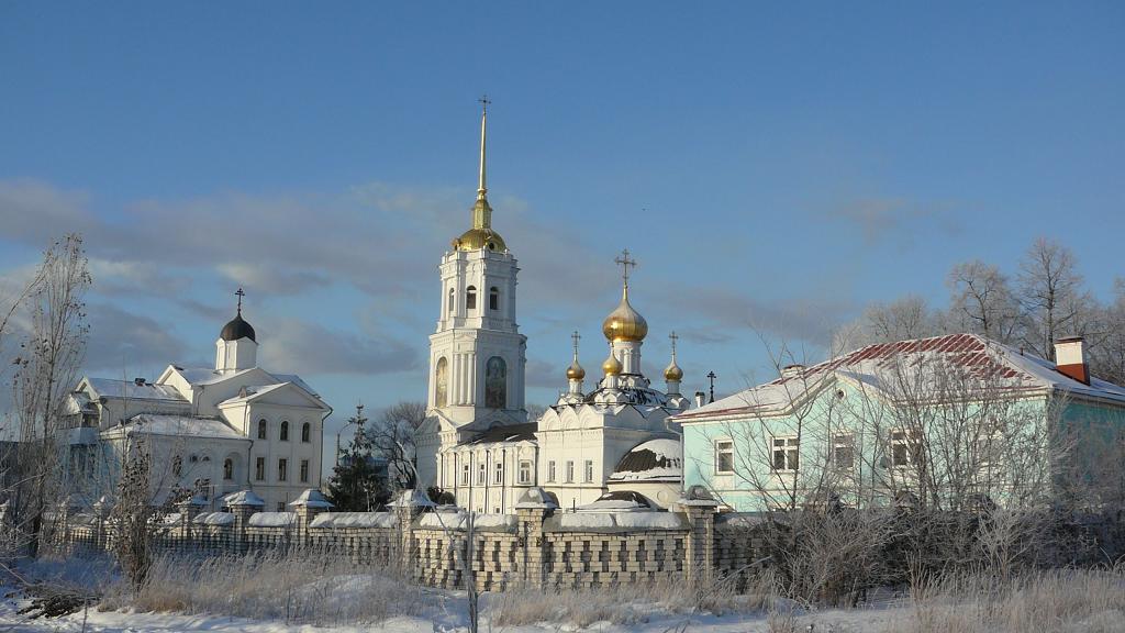 Ленинский район. Церковь Спаса Преображения в Карповке. общий вид в ландшафте