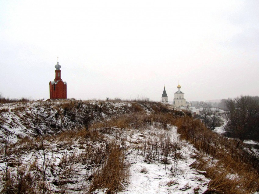 Часовня Николая Чудотворца на городище, Мценск (Мценский район и г. Мценск, Орловская область). общий вид в ландшафте, вид с юга, на заднем плане - Вознесенская церковь
