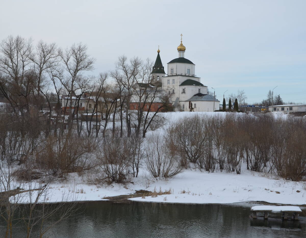 Церковь Вознесения Господня, Мценск (Мценский район и г. Мценск, Орловская область). общий вид в ландшафте, Вид через р. Зуша