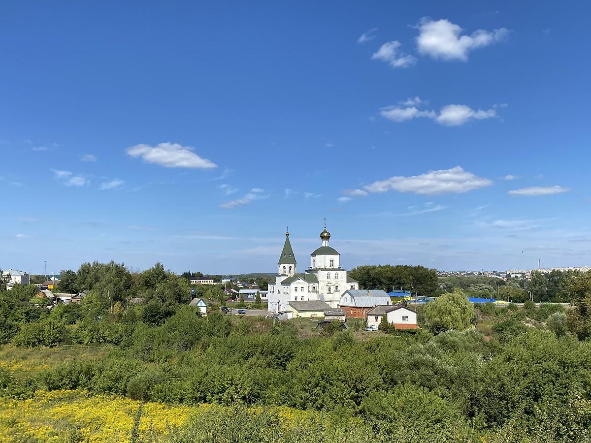 Вид с городища, общий вид в ландшафте. Церковь Вознесения Господня, Мценск (Мценский район и г. Мценск, Орловская область)