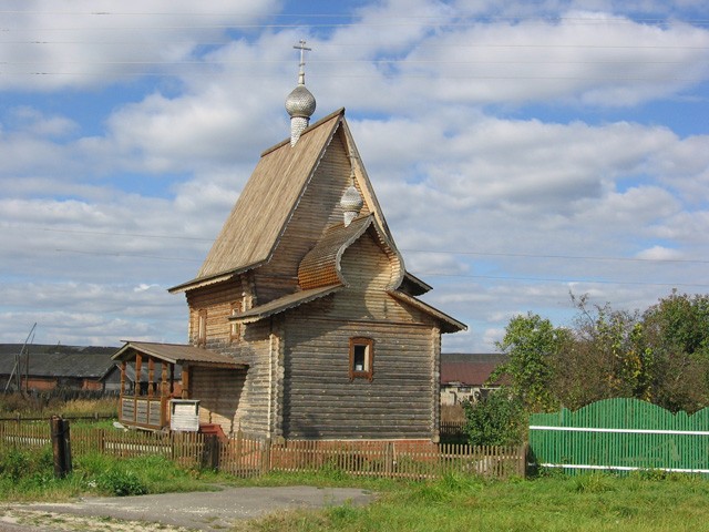 Коробовская. Церковь Царственных страстотерпцев. общий вид в ландшафте