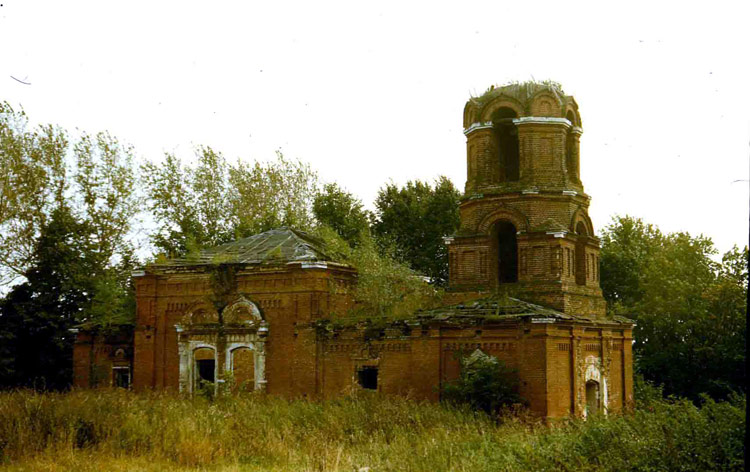 Церковь Николая Чудотворца, Верхнее Маслово (Зарайский городской округ, Московская область). фасады, Вид храма с северо-запада до возобновления. Здание бесхозно.