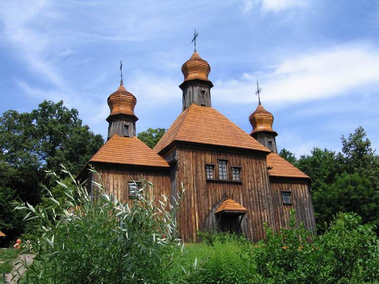 Пирогово. Церковь Михаила Архангела из с. Дорогинки Киевской обл.. фасады