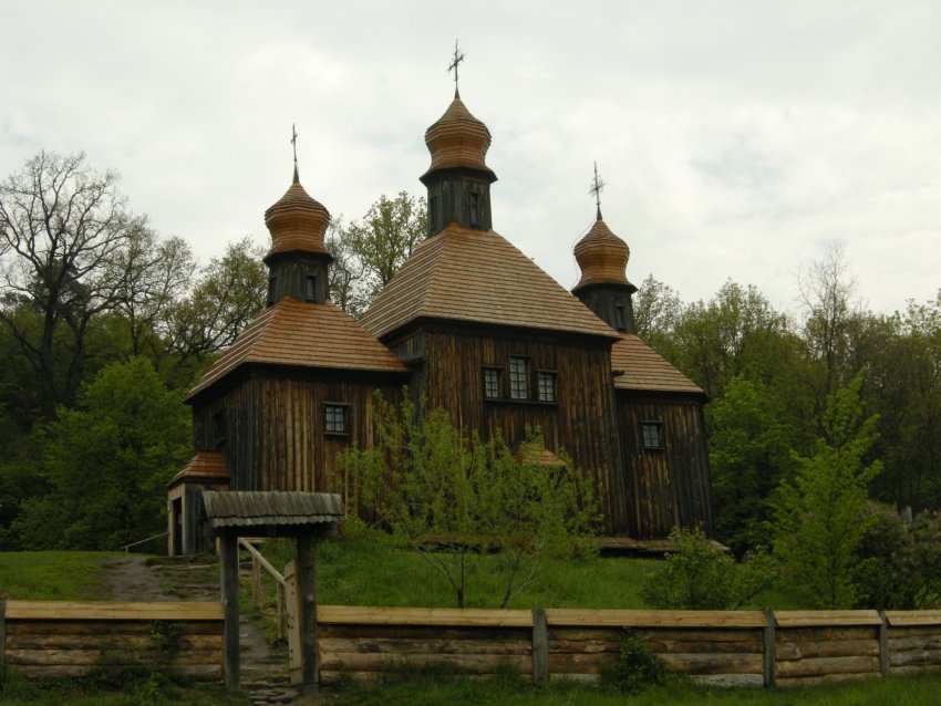 Церковь Михаила Архангела из с. Дорогинки Киевской обл., Пирогово (Голосеевский район, Украина, г. Киев). общий вид в ландшафте