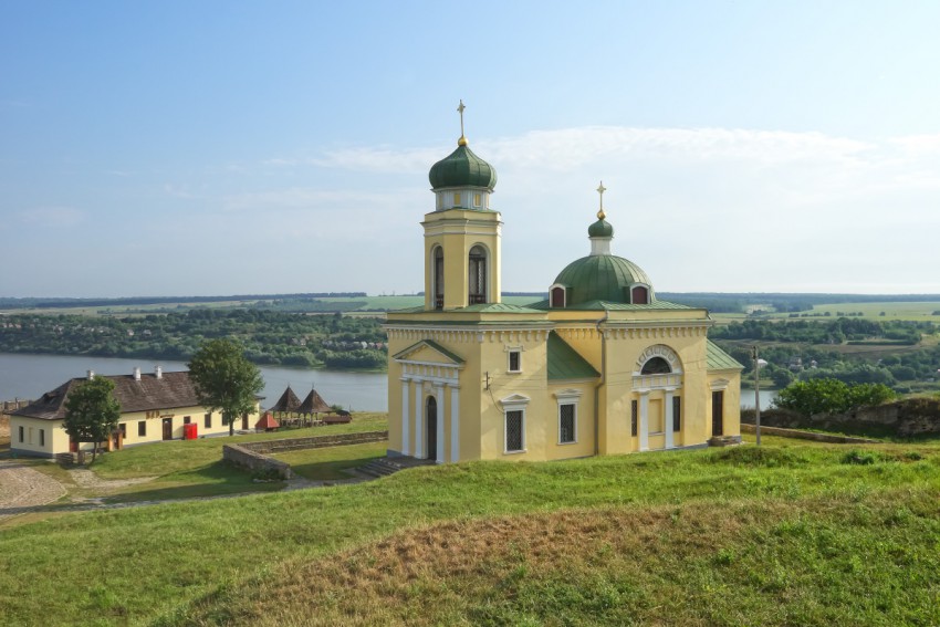 Хотин. Церковь Александра Невского. общий вид в ландшафте