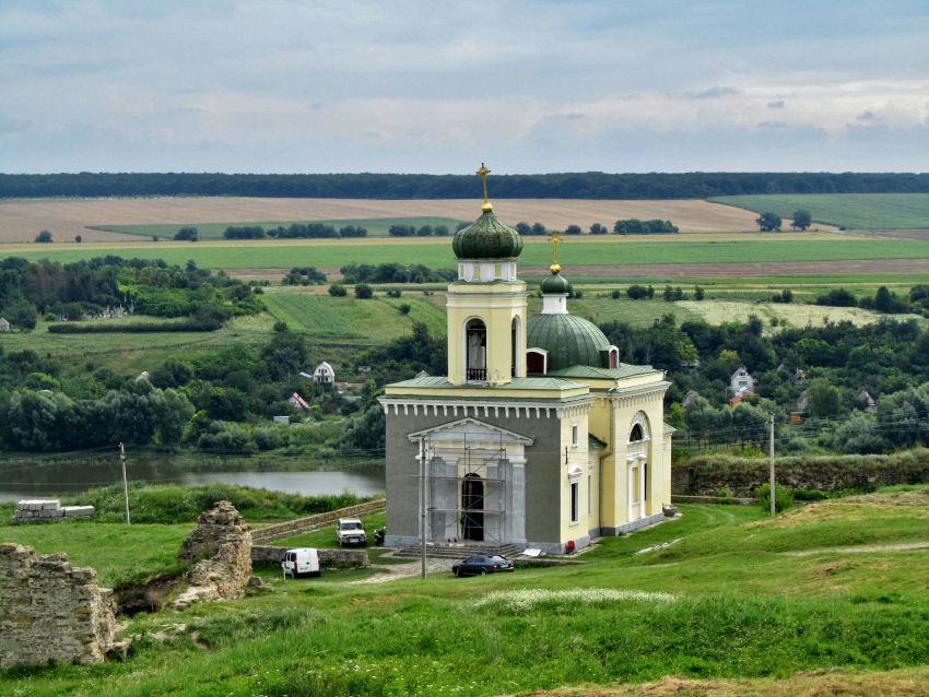 Церковь Александра Невского, Хотин (Днестровский район, Украина, Черновицкая область). фасады, вид с юго-запада, слева развалины турецкой мечети