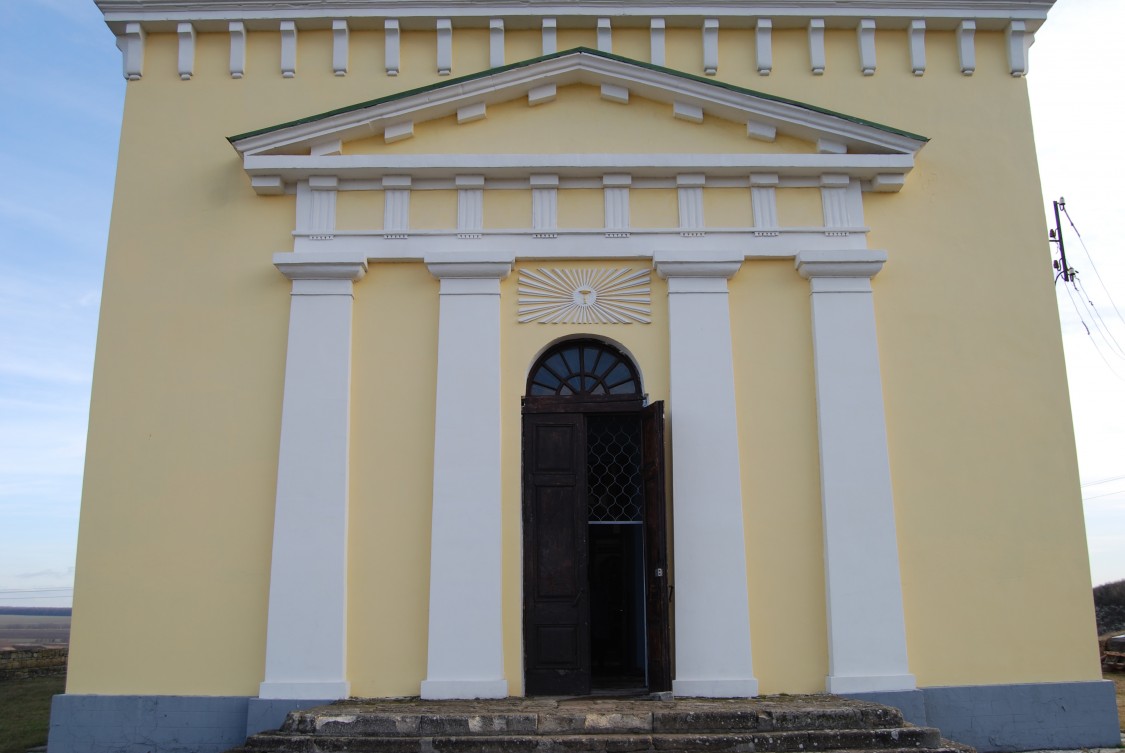 Хотин. Церковь Александра Невского. архитектурные детали, Вход в церковь, вид с запада