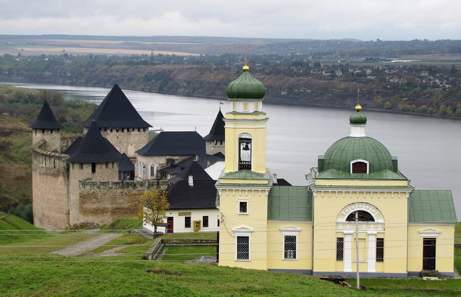 Хотин. Церковь Александра Невского. общий вид в ландшафте