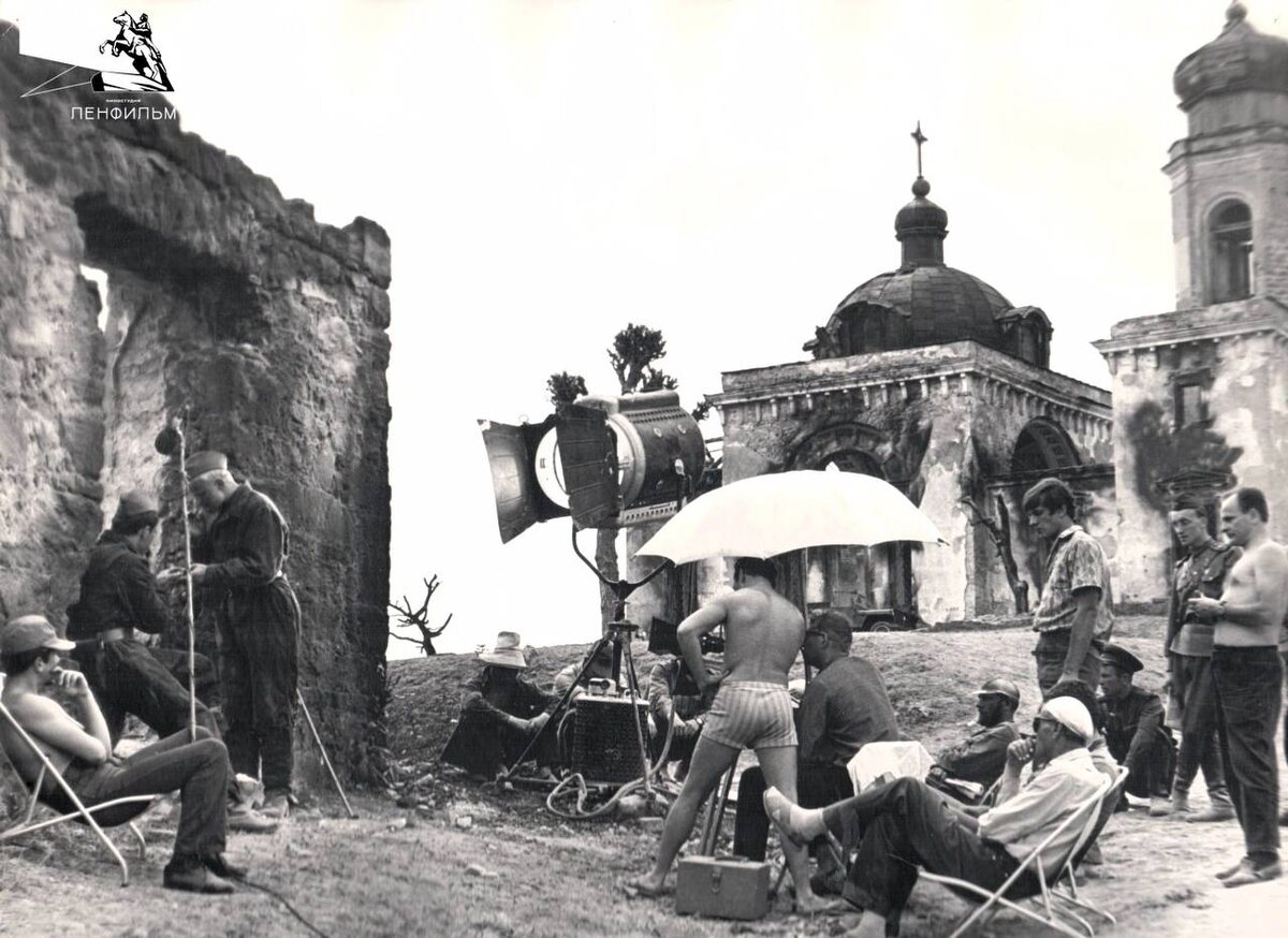 Рядом с храмом снимали фильм "На войне как на войне", дополнительная информация. Церковь Александра Невского, Хотин (Днестровский район, Украина, Черновицкая область)