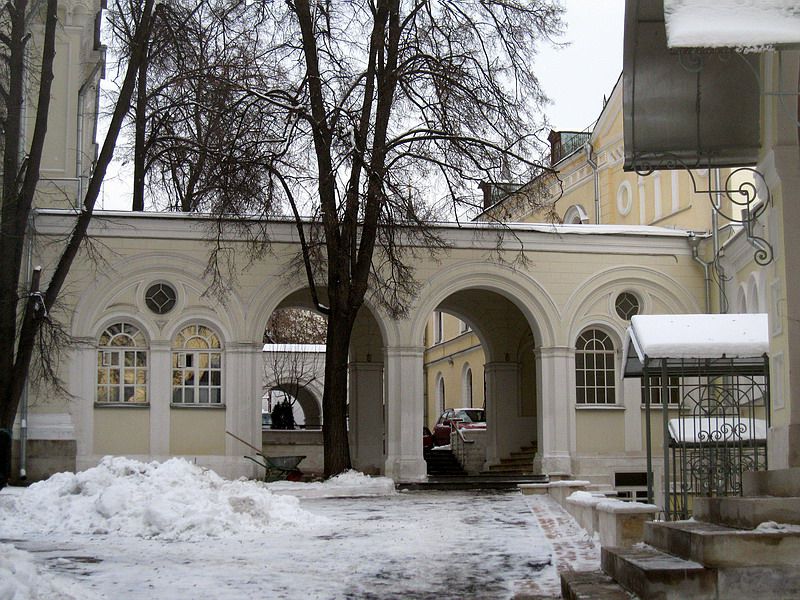 Иоанно-Предтеченский женский монастырь, Басманный (Центральный административный округ (ЦАО), г. Москва). дополнительная информация, Галерея (вид со стороны дома причта)