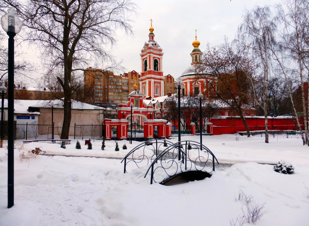 Церковь Пимена Великого (Троицы Живоначальной) в Новых Воротниках, Тверской (Центральный административный округ (ЦАО), г. Москва). общий вид в ландшафте
