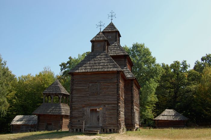 Церковь Воскресения Христова из с. Кисоричи Ровенской обл., Пирогово (Голосеевский район, Украина, г. Киев). общий вид в ландшафте