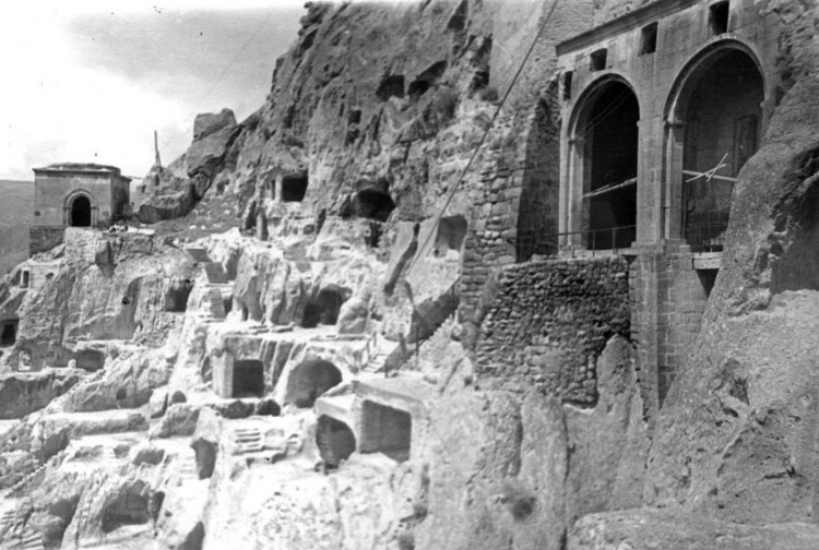 Успенский монастырь, Вардзиа (Самцхе-Джавахети, Грузия). архивная фотография, Слева - колокольня, справа - арки притвора Успенского собора.
