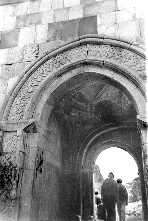 Вардзиа. Монастырь Успения Пресвятой Богородицы. архивная фотография, Арка под колокольней.