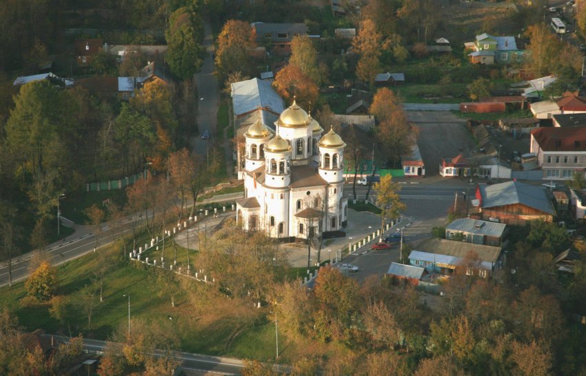 Церковь Вознесения Господня (новая), Звенигород (Одинцовский городской округ и ЗАТО Власиха, Краснознаменск, Московская область). общий вид в ландшафте
