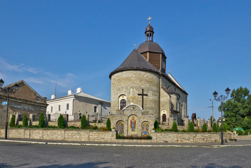 Каменец-Подольский. Церковь Троицы Живоначальной. общий вид в ландшафте