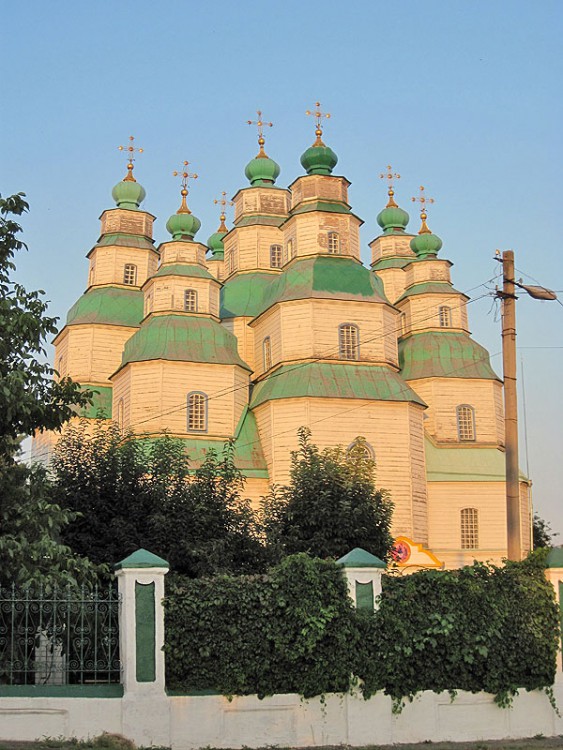 Новомосковск. Собор Троицы Живоначальной. общий вид в ландшафте