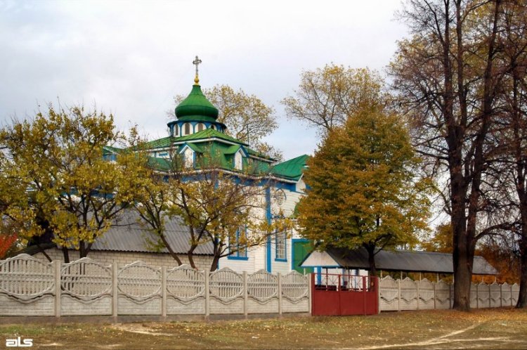 Церковь Покрова Пресвятой Богородицы, Берестовенька (Берестинский район, Украина, Харьковская область). дополнительная информация, Храм рубленый. Позднее обшит доской.
