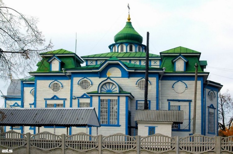 Церковь Покрова Пресвятой Богородицы, Берестовенька (Берестинский район, Украина, Харьковская область). фасады, Храм рубленый. Позднее обшит доской.