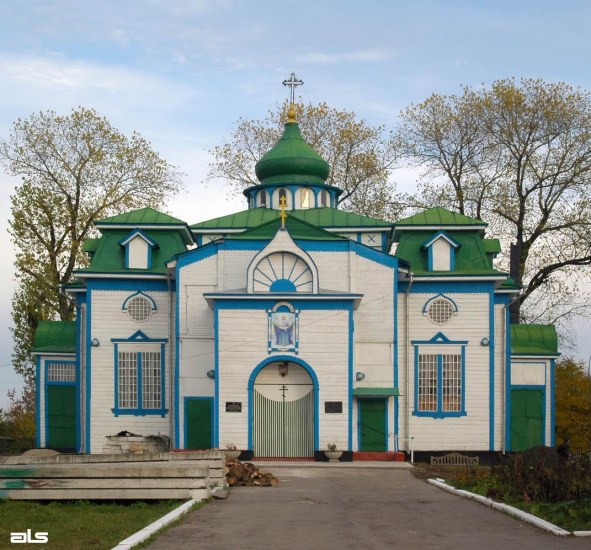 Церковь Покрова Пресвятой Богородицы, Берестовенька (Берестинский район, Украина, Харьковская область). фасады, Храм рубленый. Позднее обшит доской.