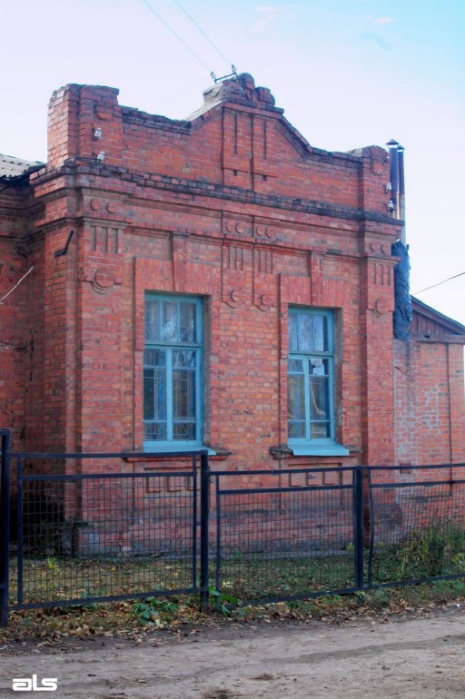 Церковь Серафима Саровского, Крестище (Берестинский район, Украина, Харьковская область). фасады, Храм расположен в здании школы постройки 1911г.