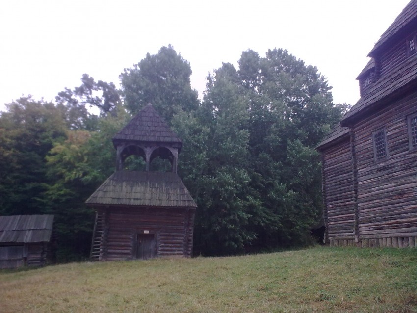 Церковь Воскресения Христова из с. Кисоричи Ровенской обл., Пирогово (Голосеевский район, Украина, г. Киев). общий вид в ландшафте, Колокольня 