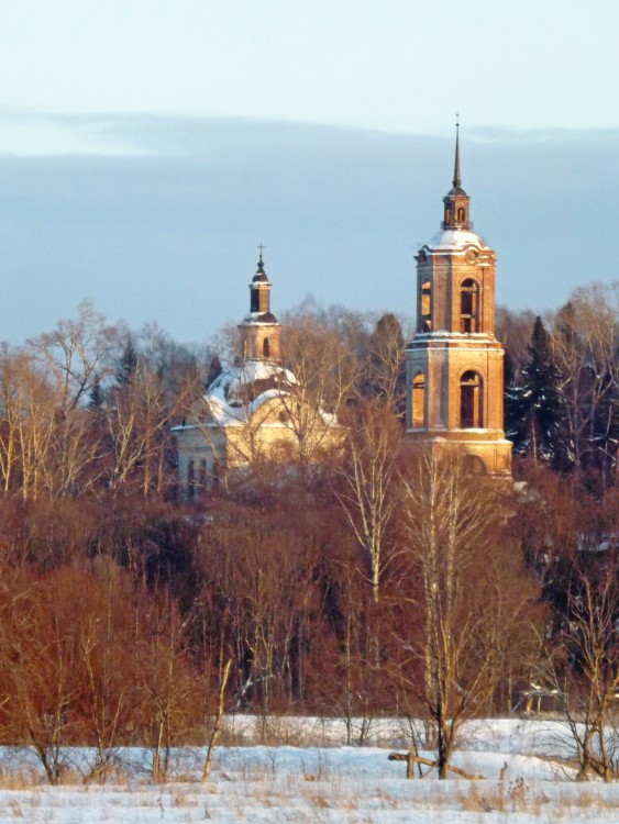 Караул. Церковь Казанской иконы Божией Матери. общий вид в ландшафте