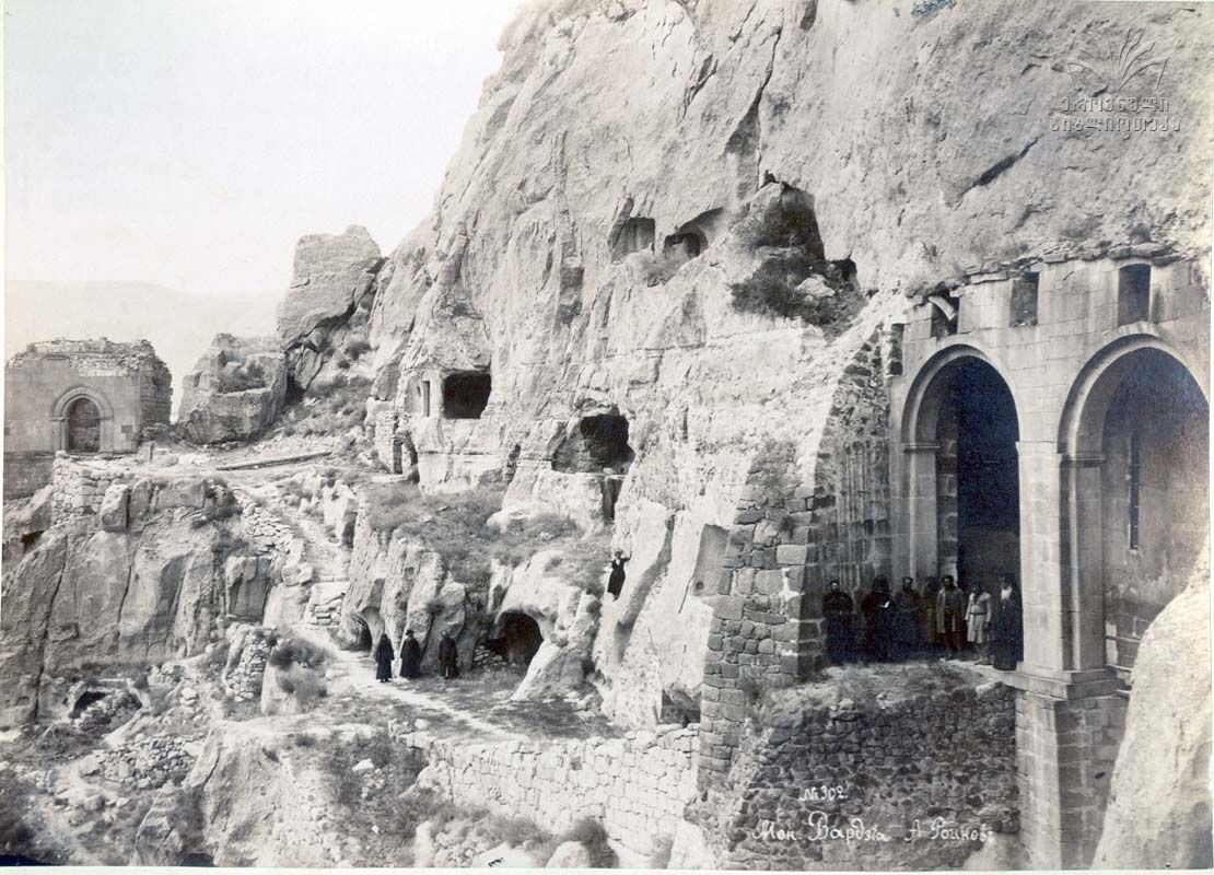 Успенский монастырь, Вардзиа (Самцхе-Джавахети, Грузия). архивная фотография, Ориентировочно первая половина XX века. С сайта https://monasterium.ru/publikatsii/stati/peshchernyy-monastyr-vardzia-/