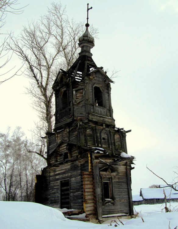 Свищёво. Церковь Илии Пророка. фасады, вид на колокольню с северо-востока, венцы трапезной свежеспилены