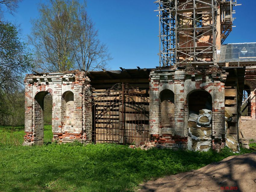 Церковь Троицы Живоначальной, Редкино (Волосовский район, Ленинградская область). архитектурные детали, Ворота