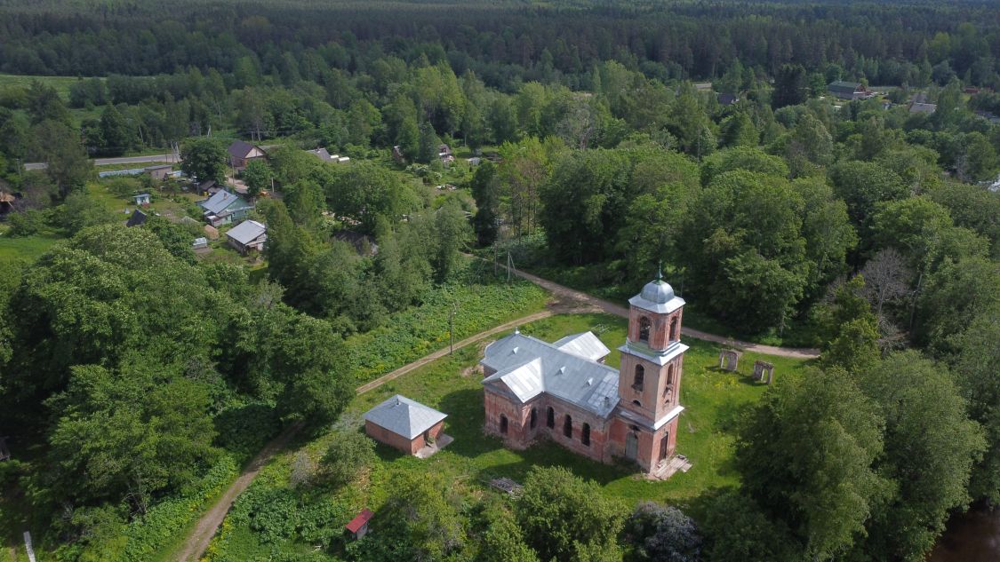 Церковь Троицы Живоначальной, Редкино (Волосовский район, Ленинградская область). общий вид в ландшафте