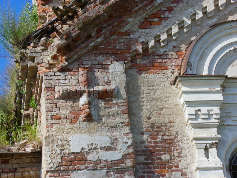 Самро. Церковь Вознесения Господня (старая). архитектурные детали, Крест на фасаде