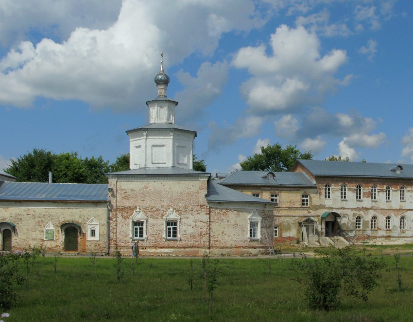 Макариев-Унженский монастырь. Церковь Успения Пресвятой Богородицы, Макарьев (Макарьевский район, Костромская область). фасады, Успенский храм фланкируют больничные кельи, братский и трапезный корпуса.