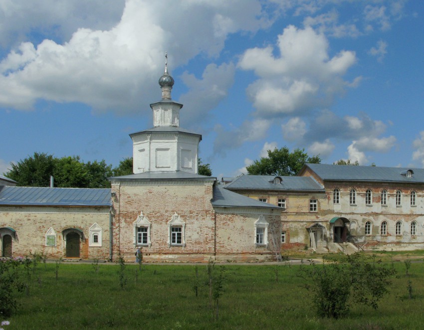 Макарьев. Макариев-Унженский женский монастырь. Церковь Успения Пресвятой Богородицы. фасады, Успенский храм фланкируют больничные кельи, братский и трапезный корпуса.