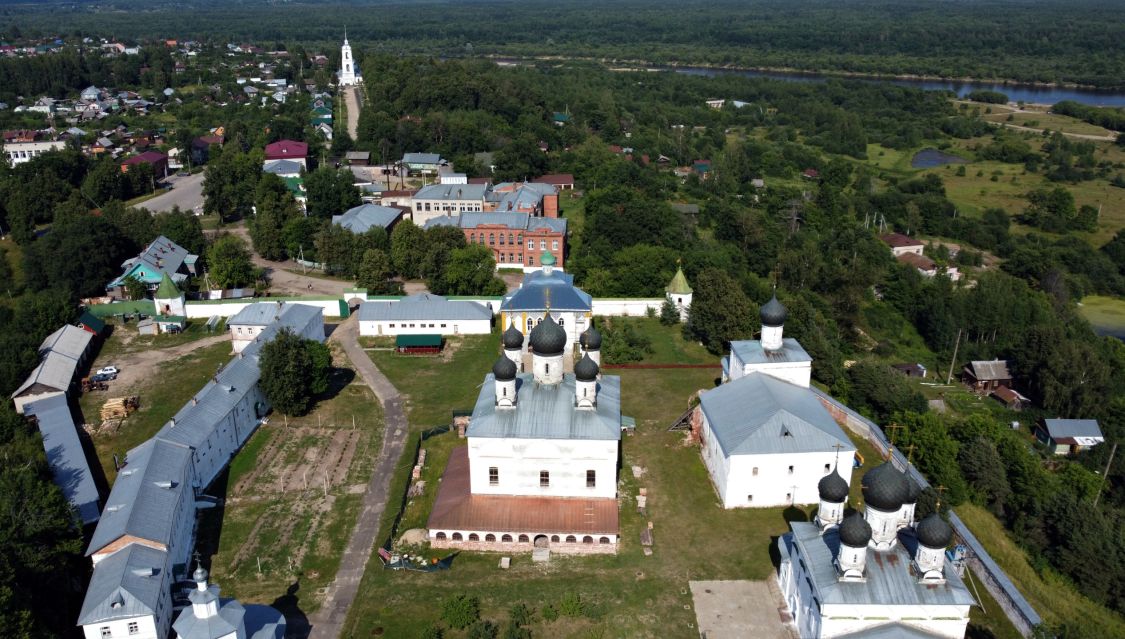 Макарьев. Макариев-Унженский женский монастырь. Собор Троицы Живоначальной. общий вид в ландшафте