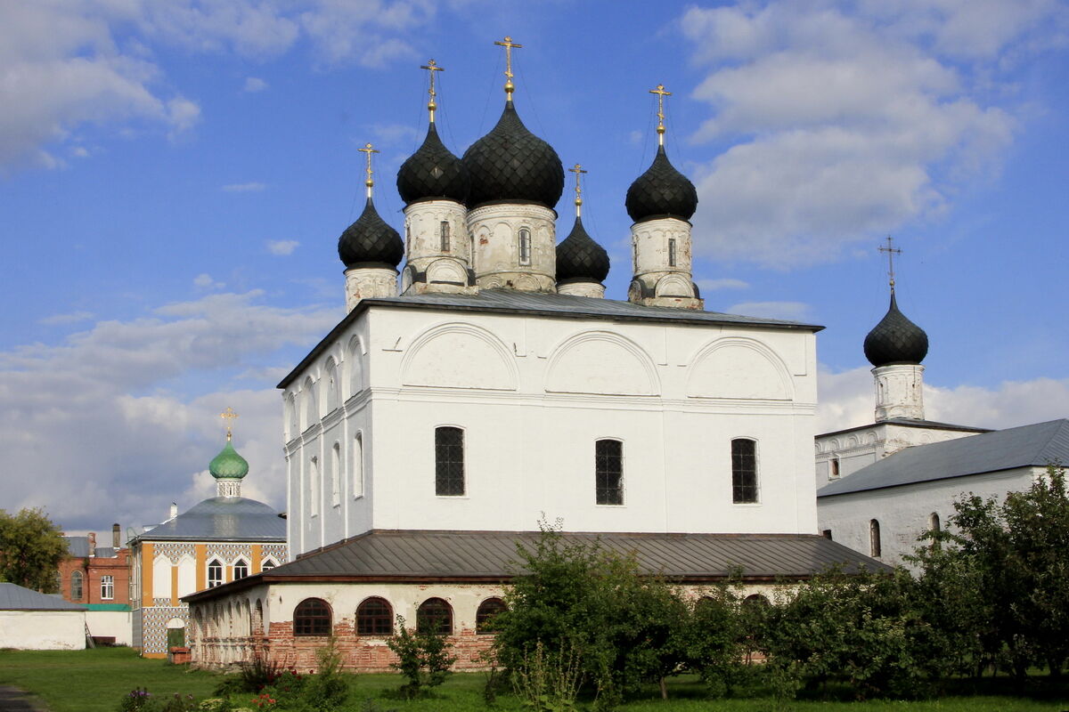 Макариев-Унженский монастырь. Собор Троицы Живоначальной, Макарьев (Макарьевский район, Костромская область). фасады, Слева направо: Никольская церковь, Троицкий собор, Благовещенская церковь.