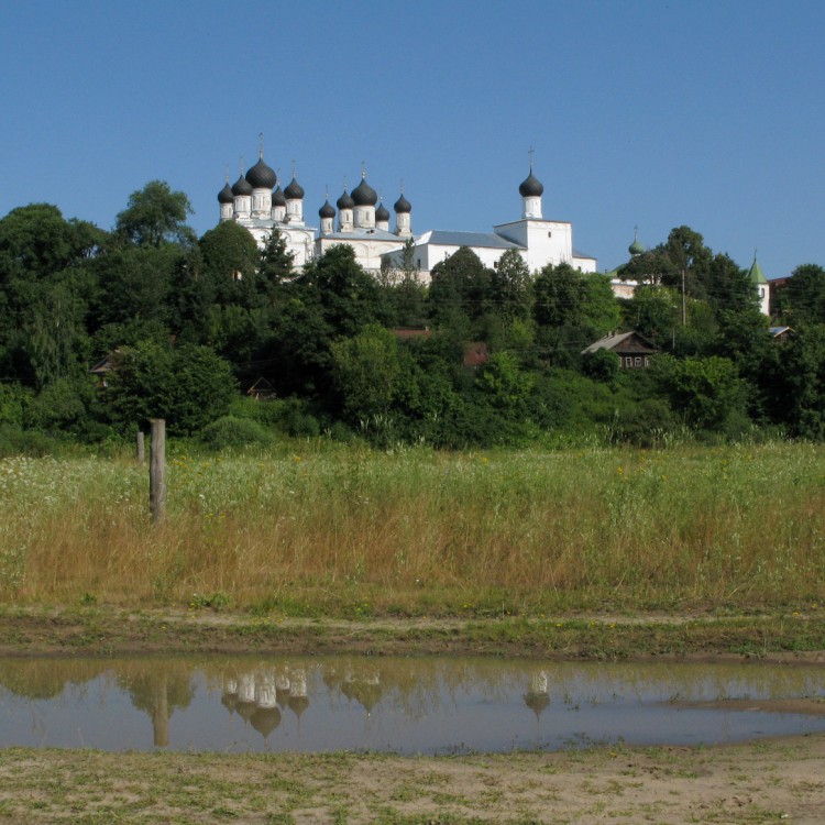 Макарьев. Макариев-Унженский женский монастырь. Церковь Макария Унженского и Желтоводского. общий вид в ландшафте, С поймы Унжи