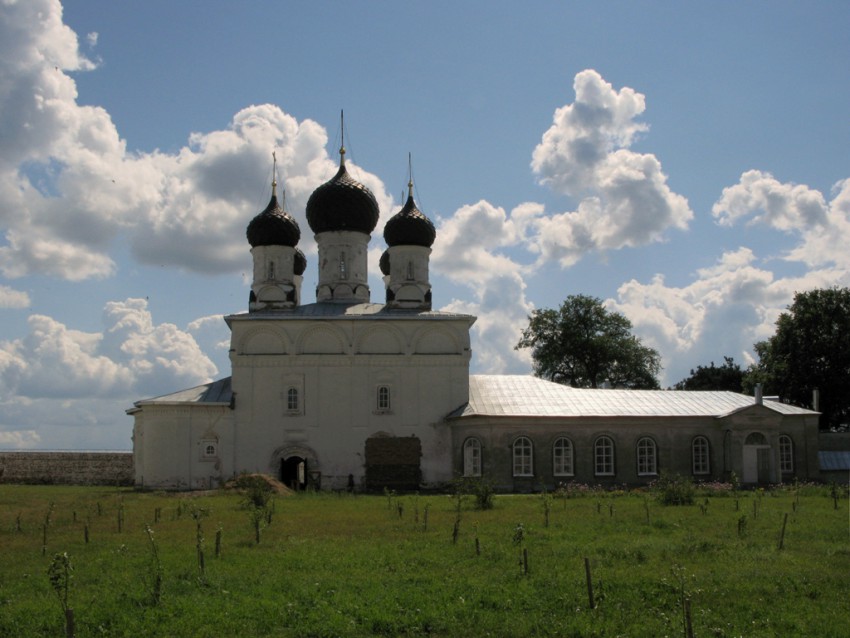 Макарьев. Макариев-Унженский женский монастырь. Церковь Макария Унженского и Желтоводского. фасады, С поймы Унжи