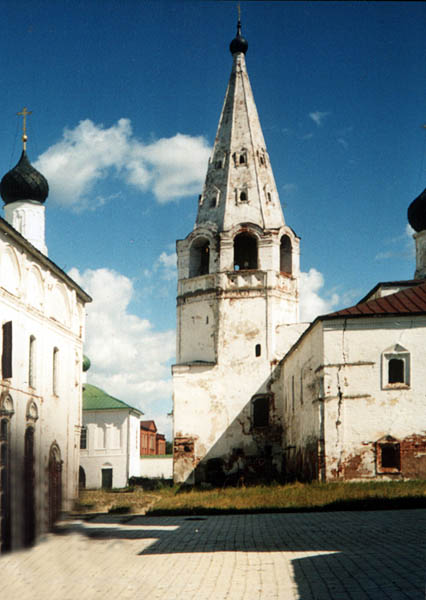 Макарьев. Макариев-Унженский женский монастырь. Церковь Благовещения Пресвятой Богородицы. фасады, Колокольня за два года до падения