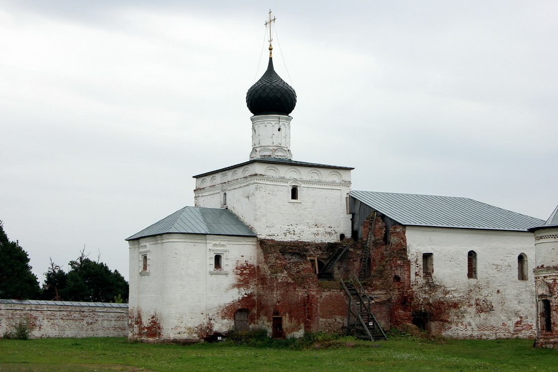 Макарьев. Макариев-Унженский женский монастырь. Церковь Благовещения Пресвятой Богородицы. фасады, Растительность на разрушенной колокольне почистили, но пока видимо речи о восстановлении не идет.