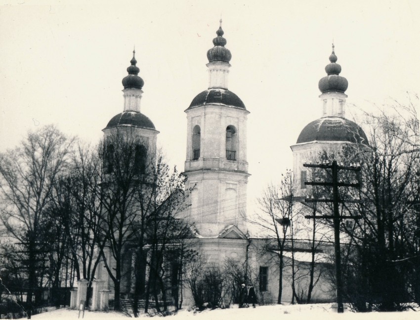 Молоди. Церковь Воскресения Христова. фасады