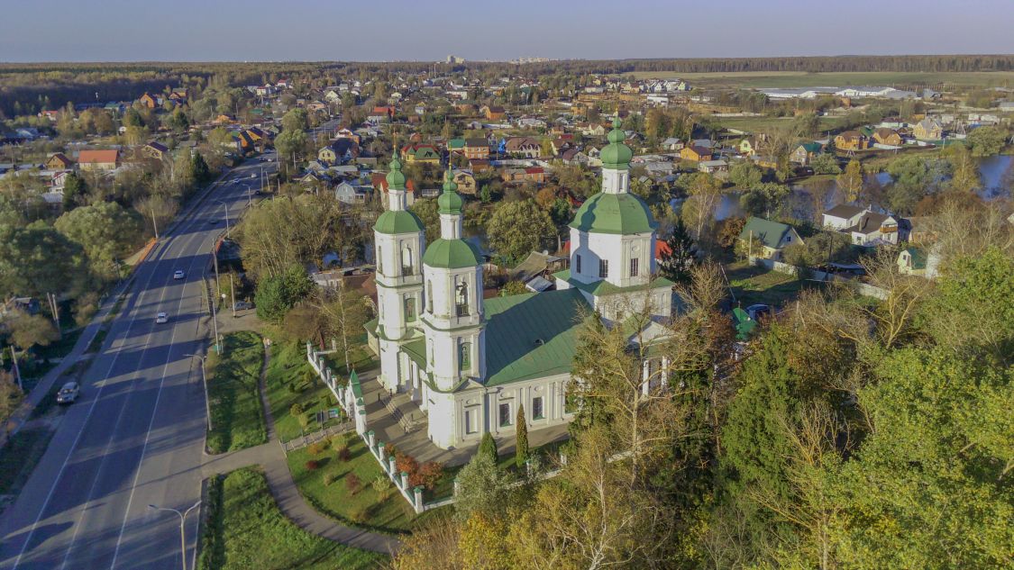 Церковь Воскресения Христова, Молоди (Чеховский городской округ, Московская область). общий вид в ландшафте, Вид с юго-запада