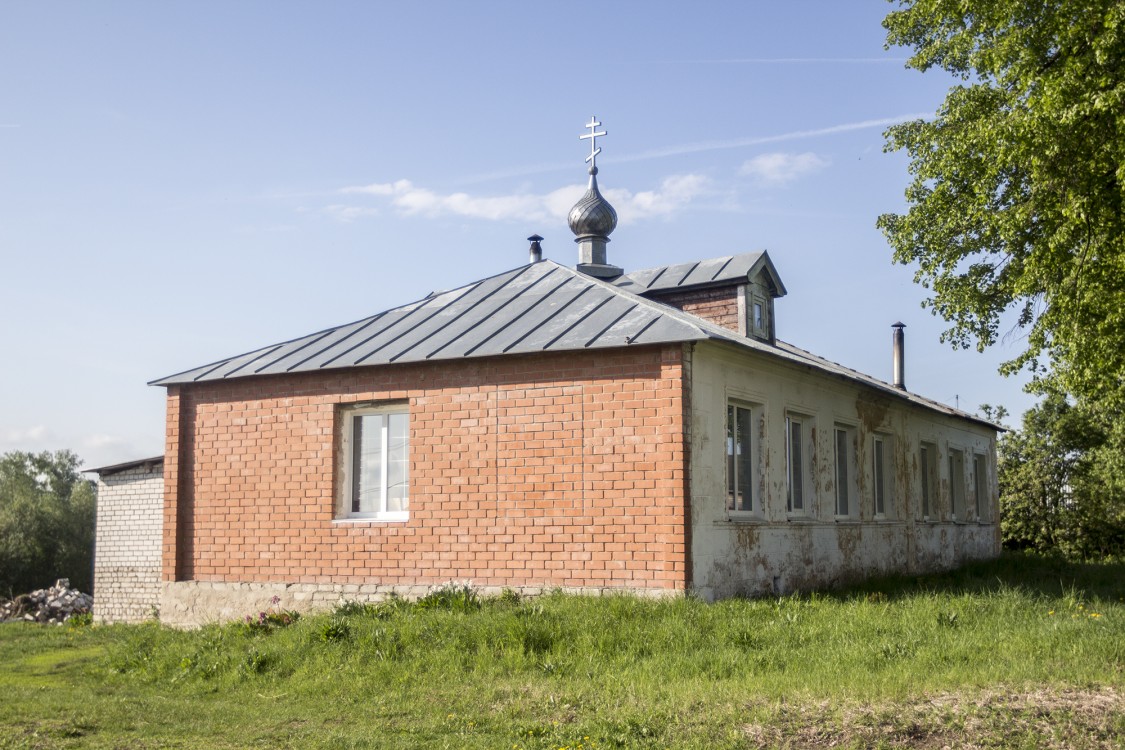 Церковь Покрова Пресвятой Богородицы, Борисово-Покровское (Дальнеконстантиновский район, Нижегородская область). дополнительная информация, Рядом стоит малый храм